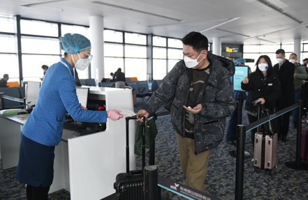 大陸高管前往歐洲的商務簽證竟需八周才拿得到。圖片為前往德國法蘭克福的旅客在杭州蕭山國際機場登機。中新社