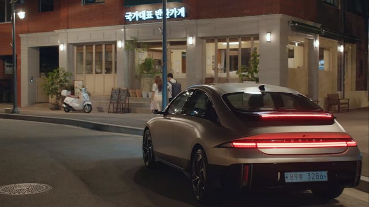 Hyundai IONIQ 6大量出現在《浪漫速成班》劇中。 圖／截自Netfl...