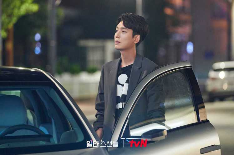 《浪漫速成班》劇照亦有出現Hyundai IONIQ 6的部分身影。 摘自tvN