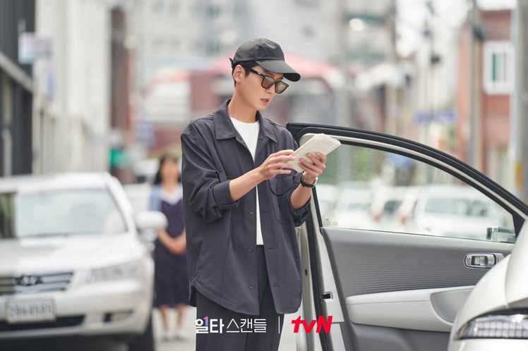 《浪漫速成班》劇照亦有出現Hyundai IONIQ 6的部分身影。 摘自tvN