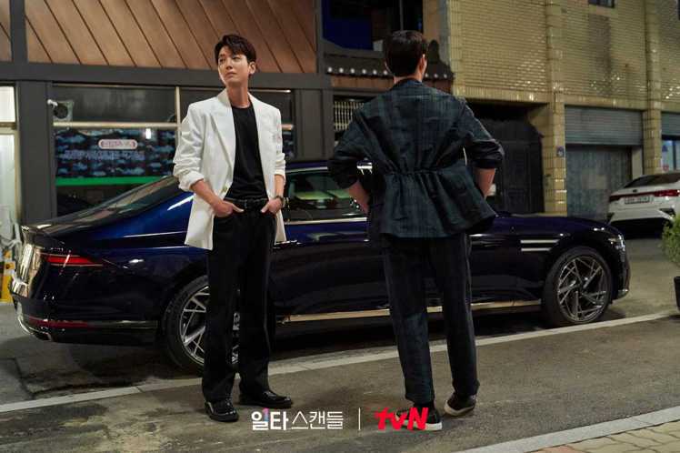 在《浪漫速成班》中，偶爾讓崔直說 (鄭敬淏 飾) 自駕的Genesis G90。 摘自tvN