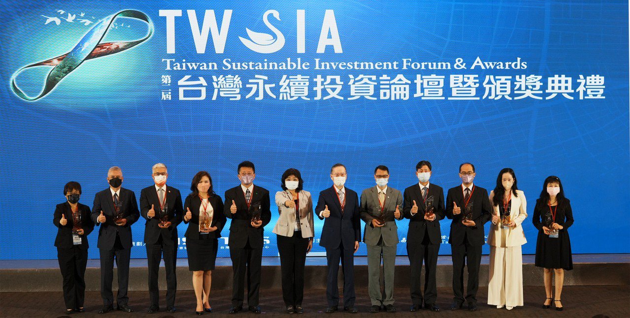  論壇主席簡又新(前排右六)、王儷玲理事長(前排左六)與2022第2屆TWSIA機構影響力類受獎代表合影。台灣永續能源研究基金會/提供