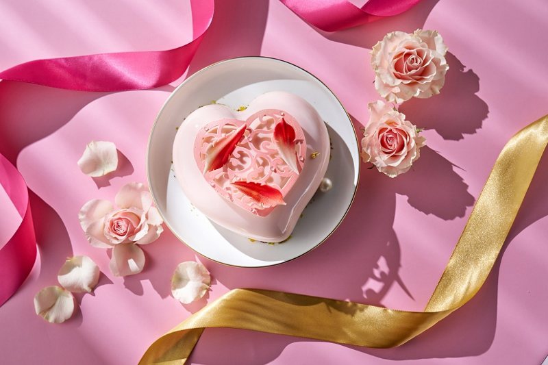台北福華大飯店點心坊推出擁有粉紅心型情人節蛋糕，內餡甜中帶酸的滋味並非來自覆盆子或草莓，而是紅心芭樂，為主廚巫政翰巧思。 台北福華／提供