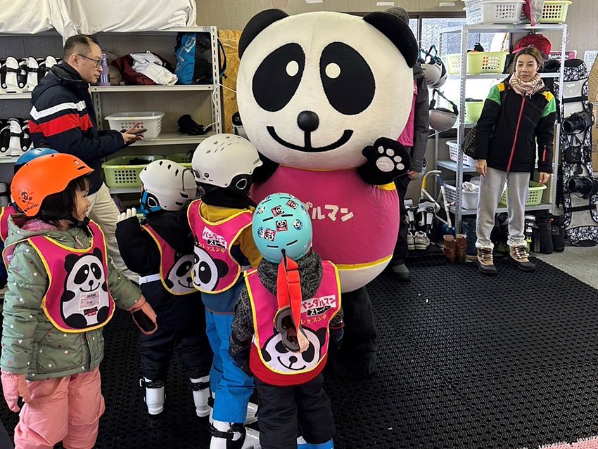 明新科大與日本YKT株式會社合作學生前往知名雪場實習，圖為學生在熊貓滑雪學校擔任...