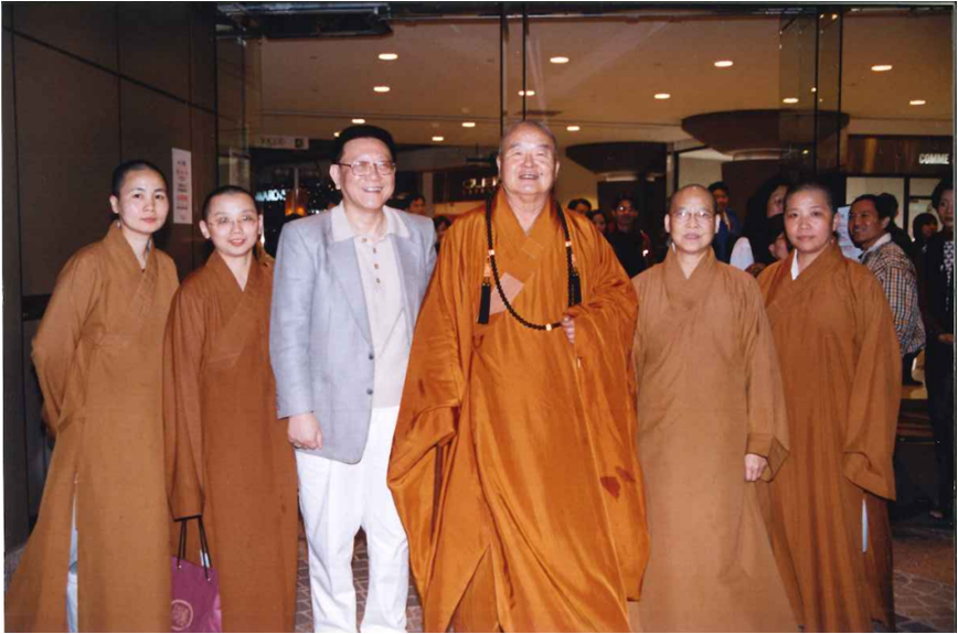 2002年星雲大師蒞臨台北京華城為民眾祈福。