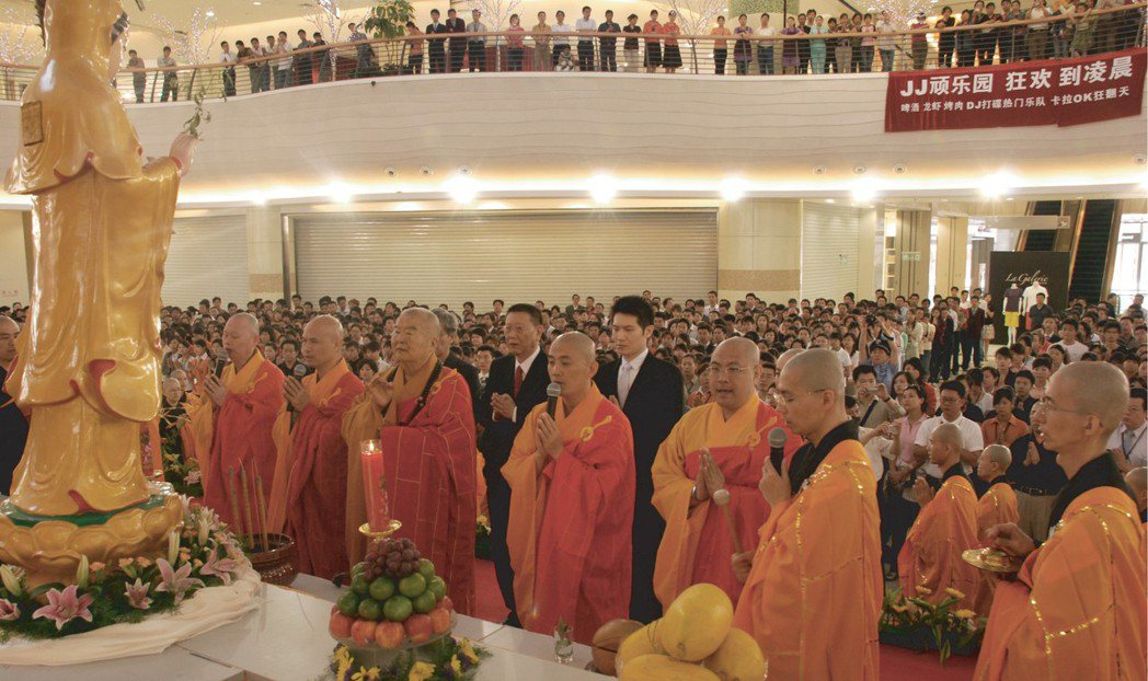 2007年星雲大師渡海為揚州京華城開幕祈福。