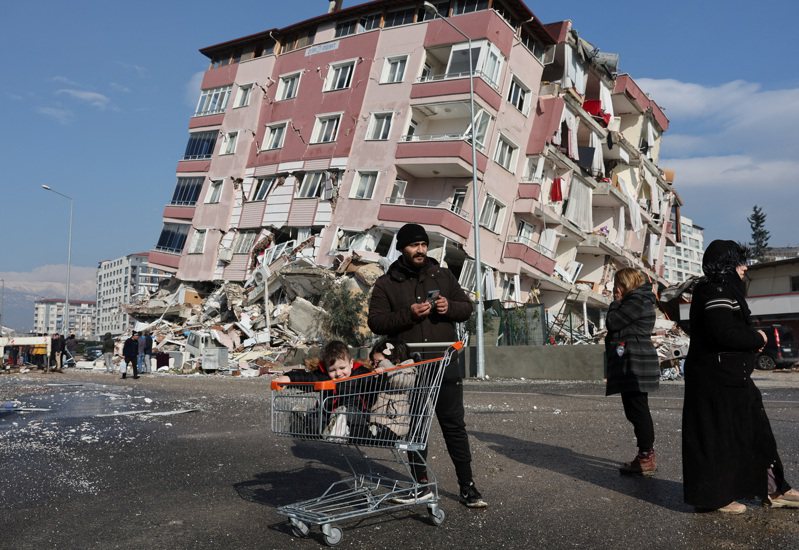 土耳其南部與敘利亞接壤的地區發生一系列地震，其中最大的規模為7.8，有數以千計建築物倒塌。路透社