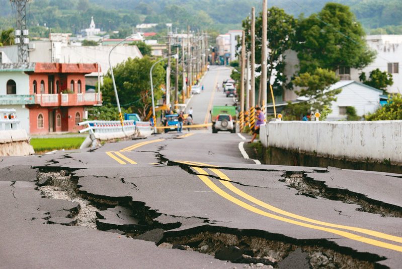 台灣位處歐亞板塊及菲律賓海板塊交界處，不可輕忽地震可能帶來的災損；圖為918台東地震造成花蓮高寮大橋崩塌，橋面斷成好幾截。示意圖／記者余承翰攝影
