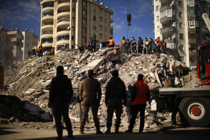 WHO警告，土耳其爆發規模7.8強震，已在土耳其和敘利亞兩國奪走數千條人命，最終恐怕將造成多達2300萬人受災。美聯社