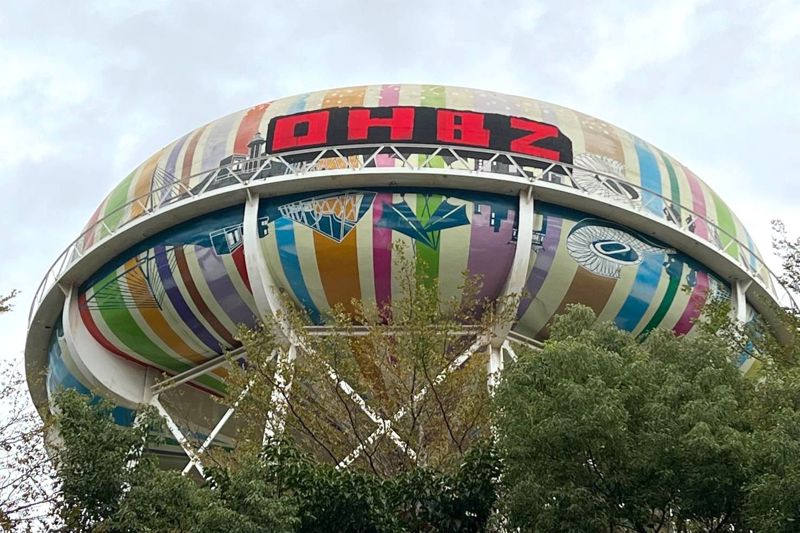 高雄市自來水公園高38公尺的水塔，遭陳姓男子塗上「OHBZ」字樣。圖／讀者提供