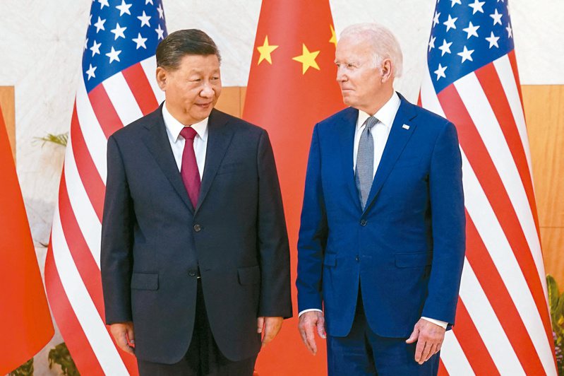 美國總統拜登（右）與大陸國家主席習近平（左）去年十一月在印尼峇里島G20峰會場邊會面。（路透）