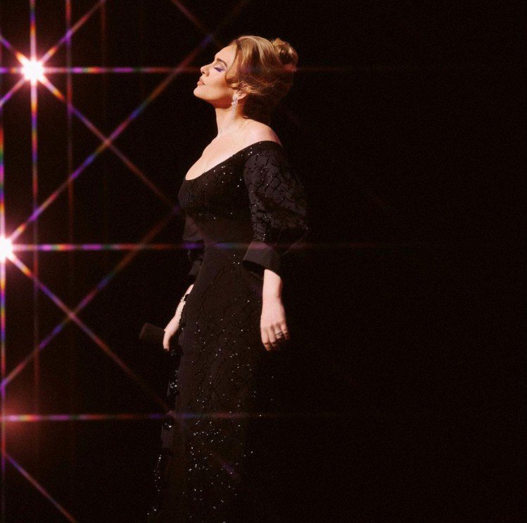 Adele身上加以亮片、刺繡工藝的黑色禮服，出自Prada之手。圖／PRADA提供