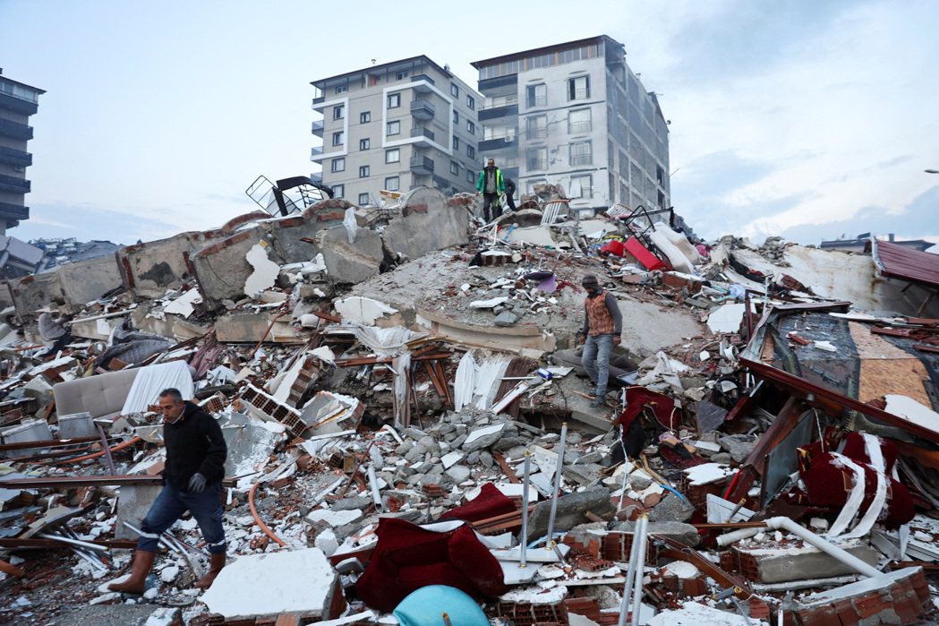 土耳其與敘利亞接壤地區6日強震釀逾4000死，大量建築物倒塌。路透