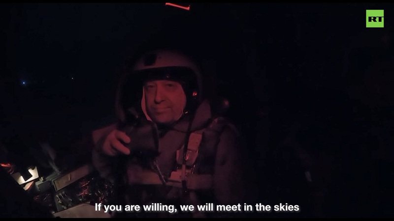 俄羅斯瓦格納傭兵集團創辦人普里格津6日發布了自己在軍機駕駛艙的影片，並且挑戰烏克蘭總統澤倫斯基，要用空中決鬥來決定巴赫穆特的控制權。照片翻攝：Telegram / RT News