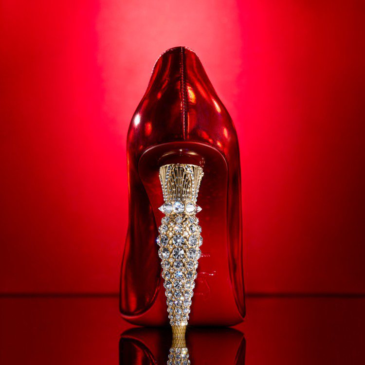 23春夏的Lipstrass水晶金色唇膏款，以在金色鞋跟上鑲嵌近700顆的水晶成...