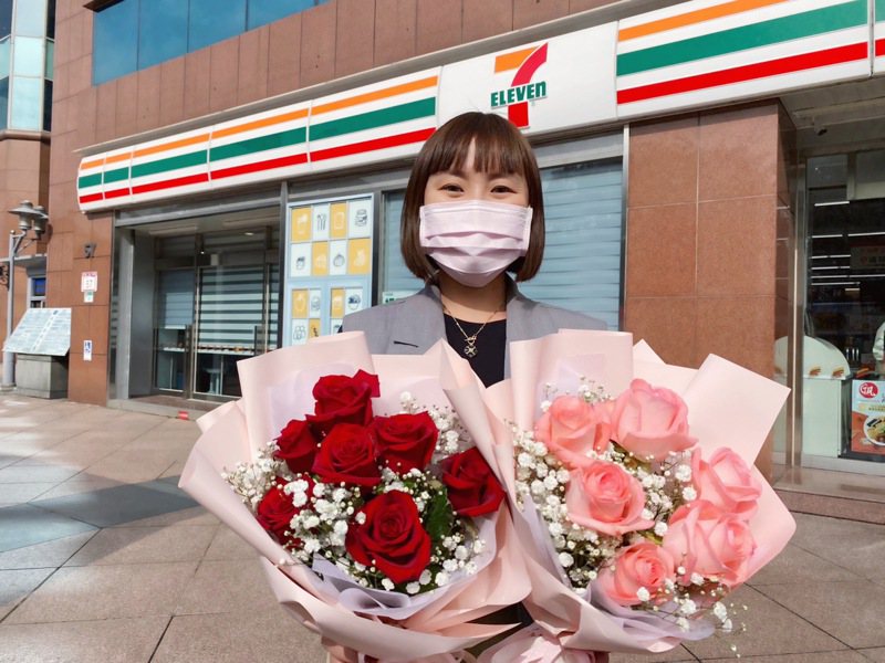 7-ELEVEN門市即日起至2月8日推出「因為愛情紅玫瑰花束」以及「雪莉公主粉玫瑰花束」預購。圖/7-ELEVEN提供