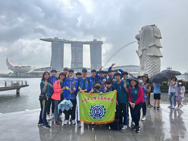 新北市立雙溪高中競技舞龍隊受邀前往新加坡，參加一年一度妝藝大遊行，開拓視野。圖／雙溪高中提供