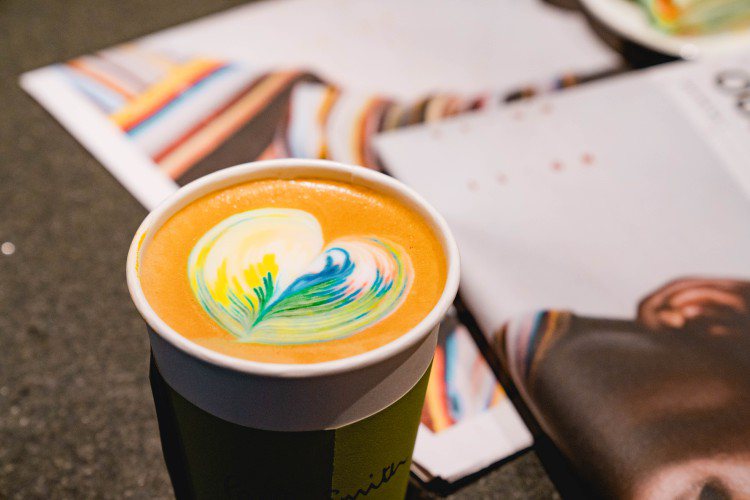 Paul Smith經典的彩色條紋融入拿鐵咖啡之中。圖／藍鐘提供