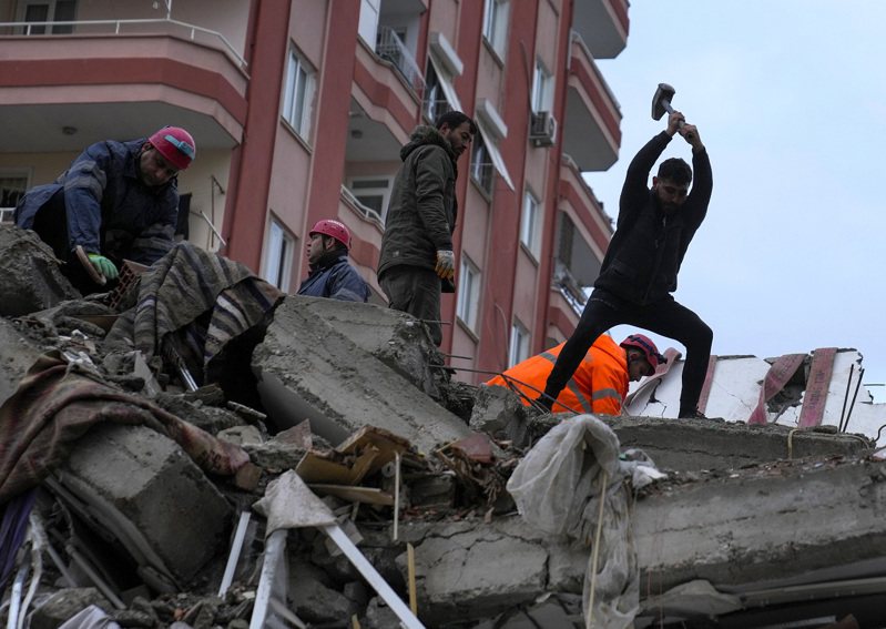 土耳其東南與敘利亞西北一帶6日發生規模7.8的強烈地震，最新消息指兩國現在至少5021人已經證實死亡。美聯社