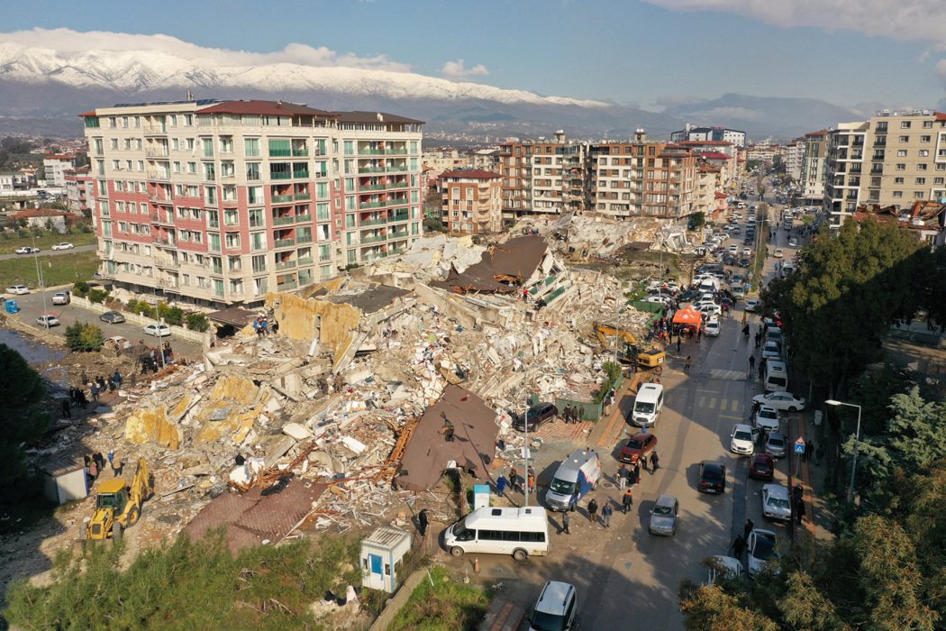 強震在土、敘兩國造成數千棟建築物毀壞倒塌，圖為土耳其哈塔伊市內一處倒榻住宅區7日...