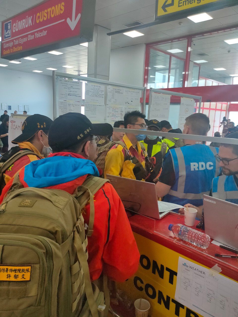 台灣第一梯次國際搜救隊今天晚上8點（當地時間下午3點）成功轉機抵達阿達那機場，隨...