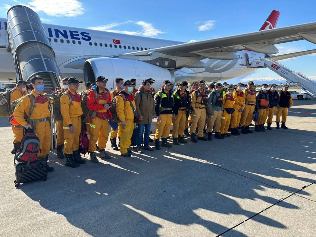 台灣第一梯次國際搜救隊今天晚上8點（當地時間下午3點）成功轉機抵達阿達那機場，隨...
