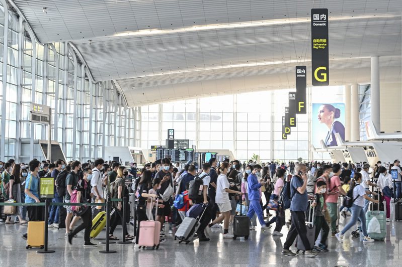 廣州白雲機場三期擴建工程今年擬完成百億元投資。圖為旅客進入廣州白雲機場出發大廳。（中新社）