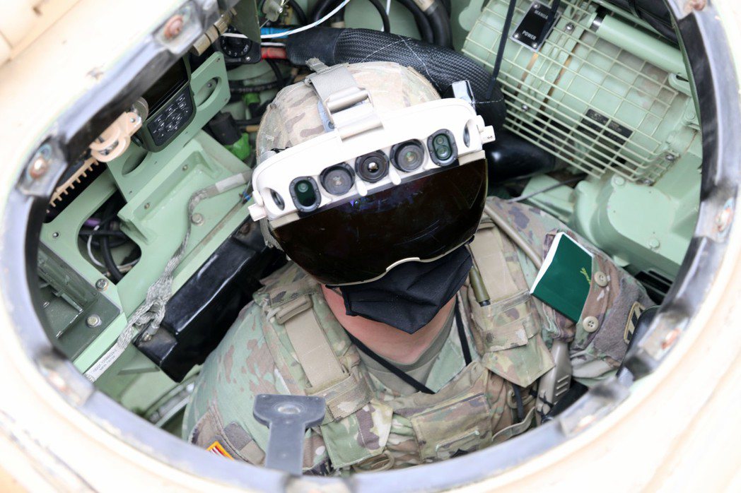 IVAS還能連結裝甲運兵車或步兵戰鬥車上的360度全景攝影機，讓士兵們不用冒險下車，就能看到周邊的情勢。 圖／取自美國陸軍網站
