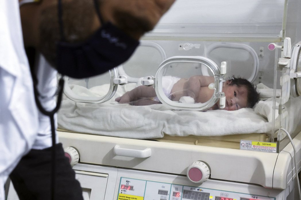 剪斷臍帶之後，女嬰被送往附近的兒童醫院，安置於保溫箱中，醫師表示嬰兒體溫下降、身...
