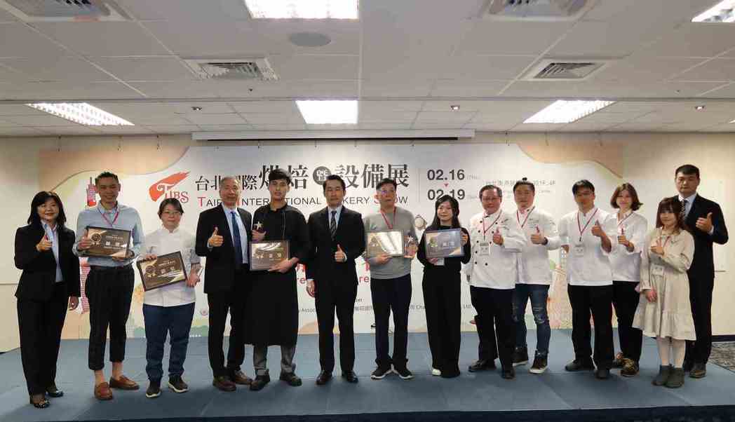 首屆台灣烘焙大賞潛力獎得主與評審團及大會貴賓合影。 李炎奇/攝影