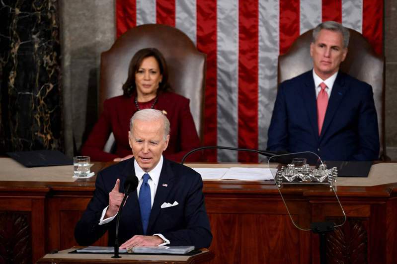 美國總統拜登7日在國會發表國情咨文，眾院議長麥卡錫（後右）和參院議長賀錦麗（後左）在後面專注聆聽。圖／法新社