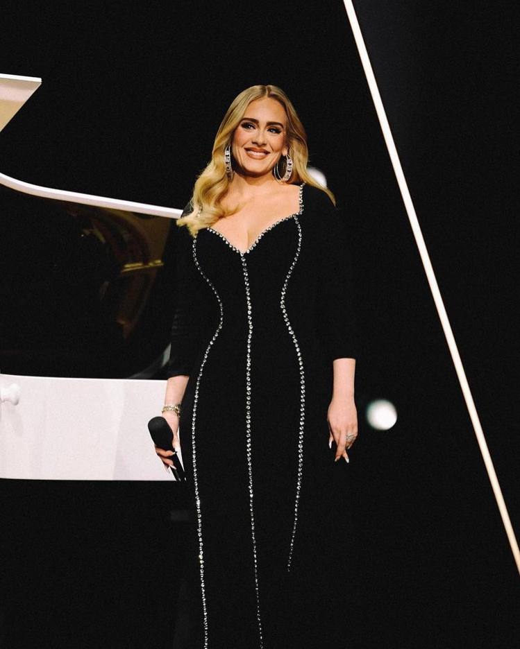 英國歌手愛黛兒（Adele）日前在拉斯維加斯的演唱會，也曾穿上一身Stella ...