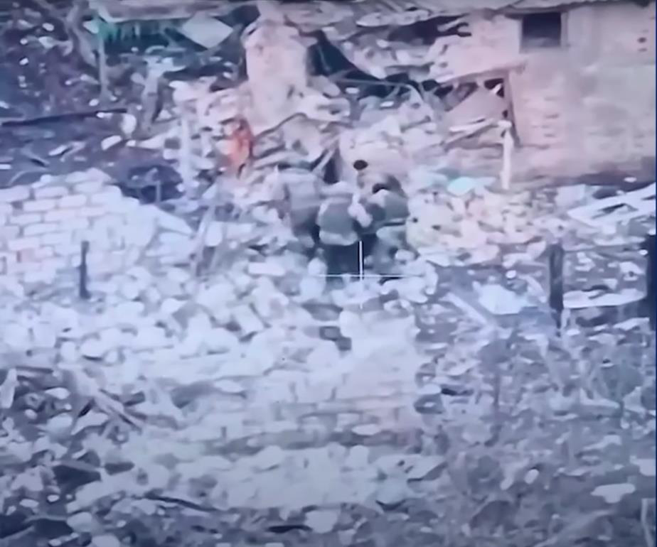 烏克蘭日前發布一段影片片段，顯示俄羅斯俄羅斯傭兵組織瓦格納集團的士兵將他們受重傷...