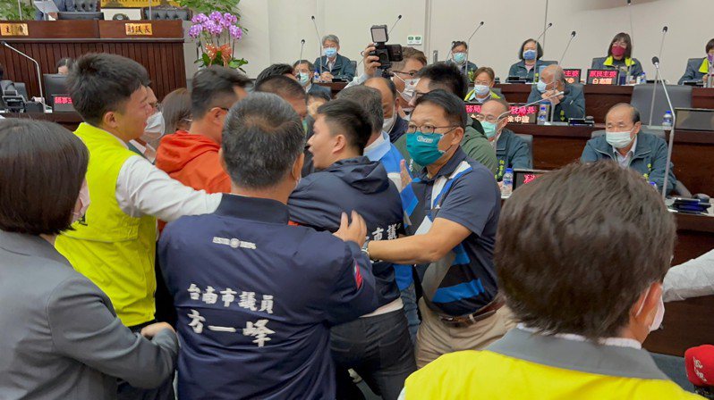 台南市議會今召開臨時會，藍營不滿議長邱莉莉擔任主席，爆發衝突。記者鄭維真／攝影