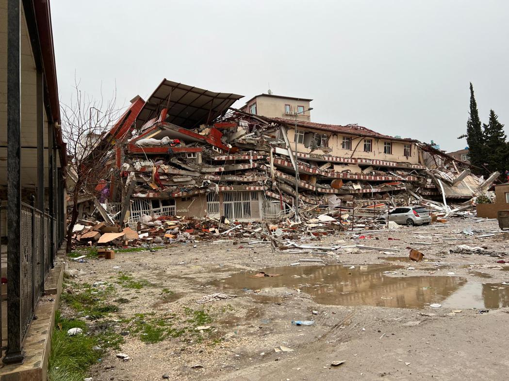 受強震襲擊，雷伊漢勒市多處房屋嚴重倒塌。圖/台灣雷伊漢勒世界公民中心提供