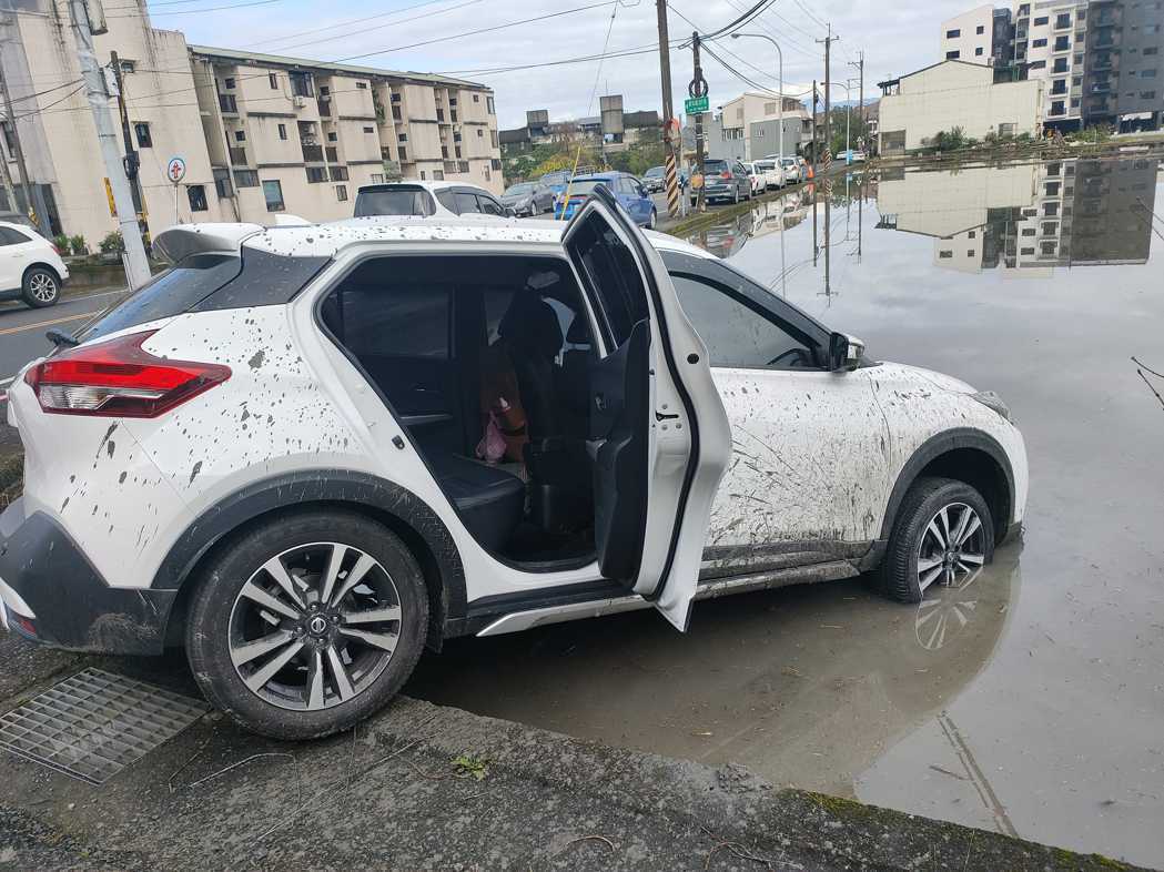 游安順老婆把車開到水土中，虛驚一場。圖／摘自臉書