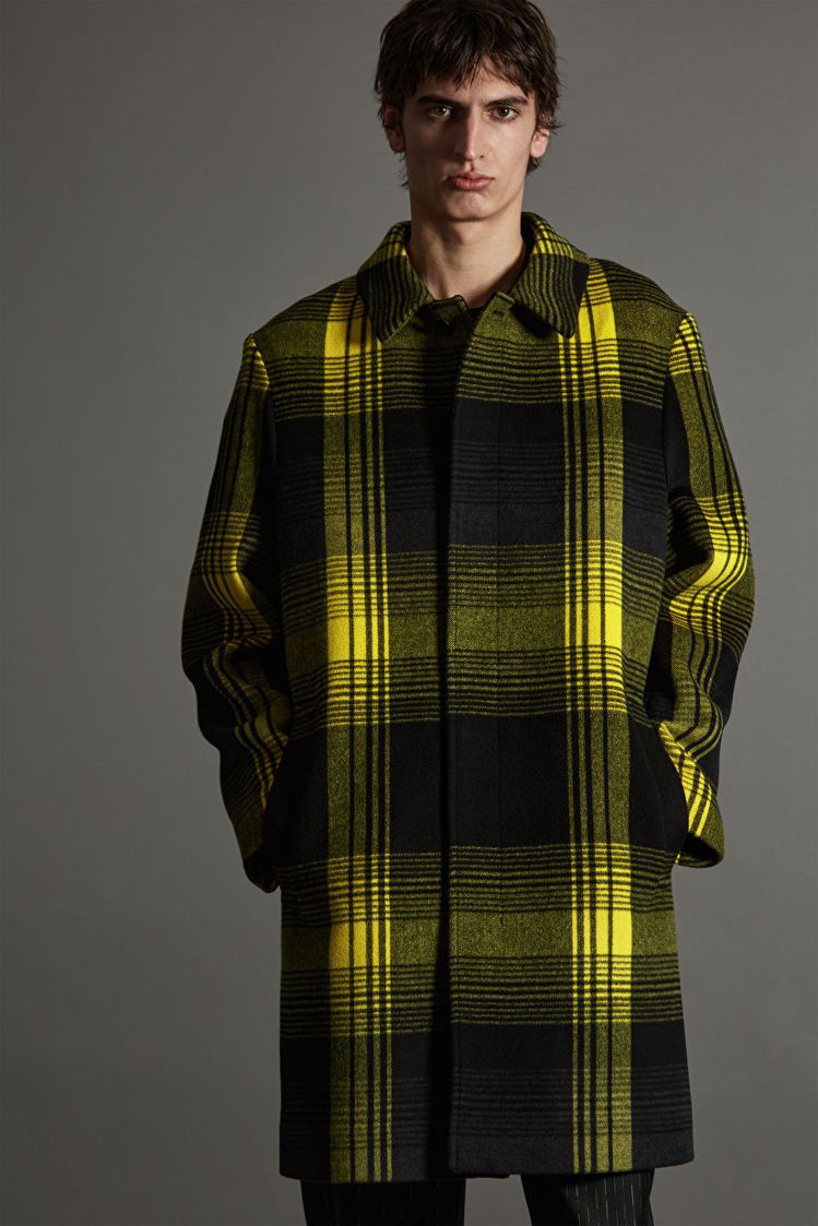 COS X YEBOAH聯名迷你男裝系列格紋羊毛大衣。圖／摘自COS官網