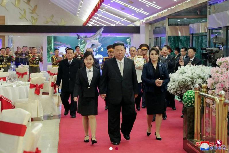 北韓領導人金正恩攜女兒金珠愛在7日建軍節慶祝晚宴亮相。圖源：聯合早報、路透