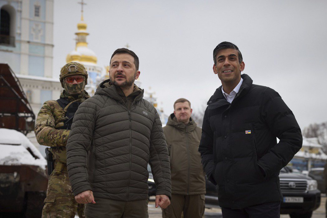 蘇納克（右）去年11月在上任英相不久後曾訪問基輔會見烏國總統澤倫斯基。美聯社