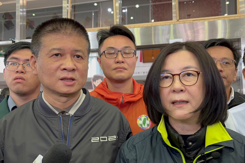 民進黨籍台南市議長邱莉莉（前右）、副議長林志展（前左）因涉及正副議長賄選案，二度被檢調單位傳喚。民進黨中評會對兩人處分停權3年。圖／聯合報系資料照片