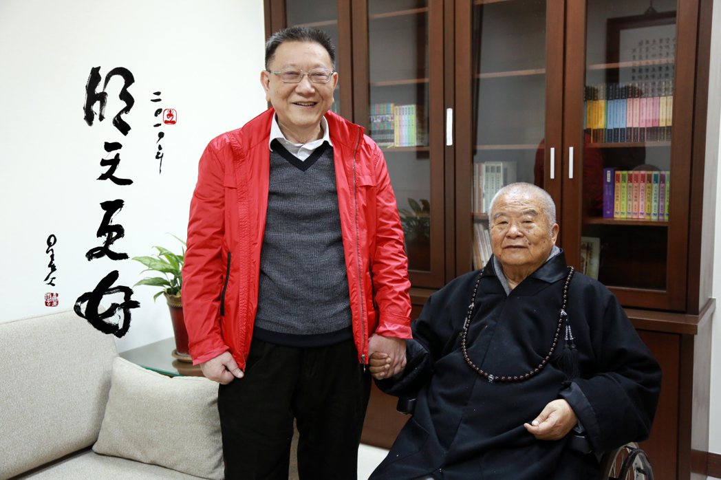 威京集團主席沈慶京（左）2014年與星雲大師合影。圖／沈春池文教基金會提供