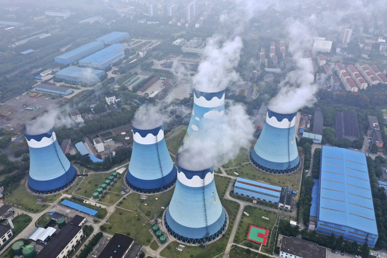 大陸新一屆全國政協新增「環境資源界」，顯示出北京當局對於環保的重視。圖為南京的燃煤發電廠，在減碳壓力下，火力發電在大陸的發展勢必受限。（美聯社）