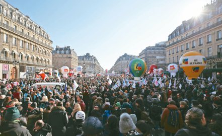 法國七日爆發第三輪反年改全國大罷工，逾七十五萬人走上街頭。（新華社）