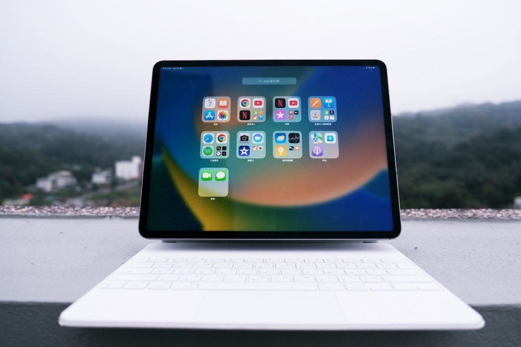 M2 iPad Pro 12.9吋搭配白色巧控鍵盤，白色超美而且不會變黃不用擔心...