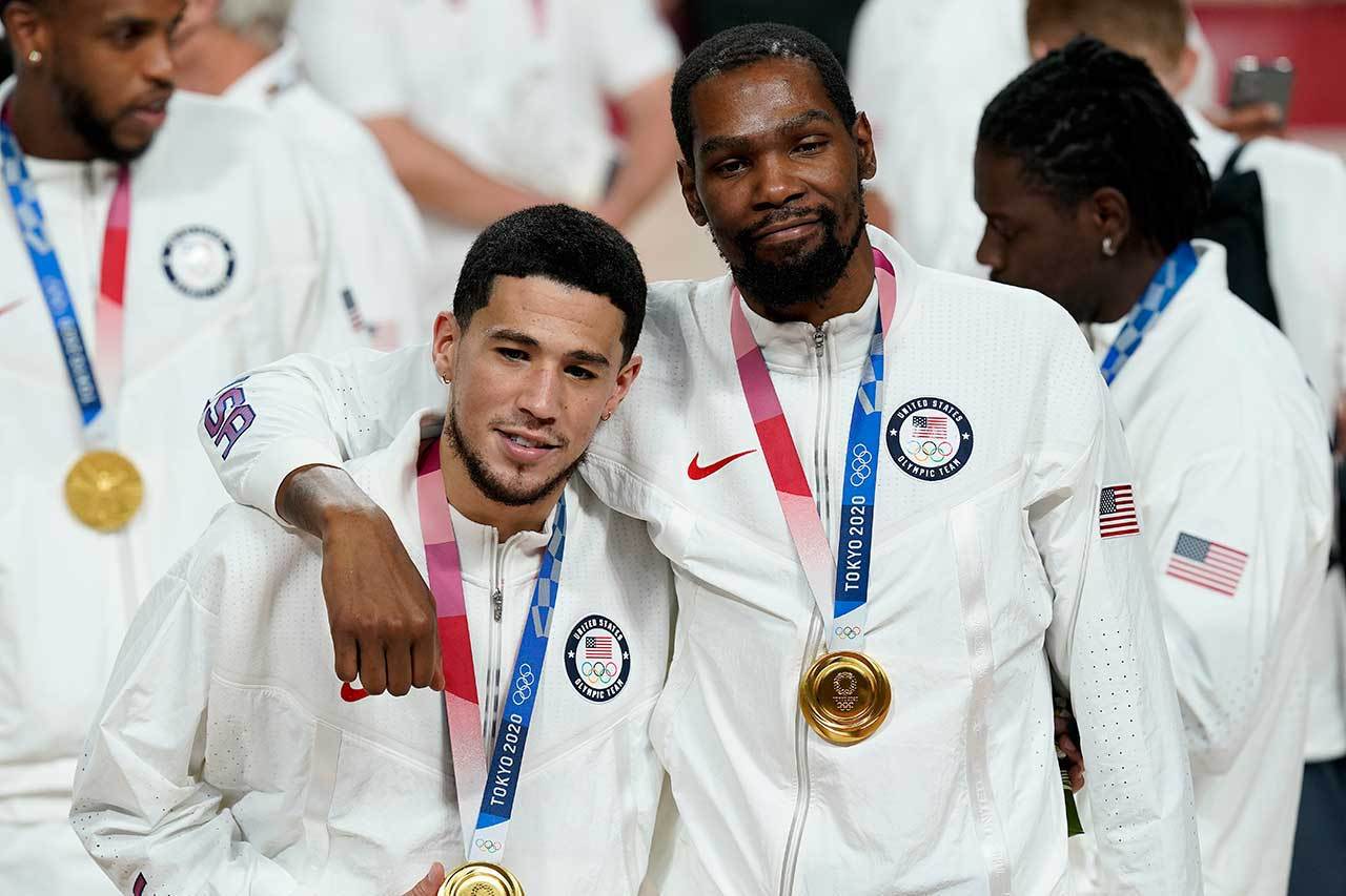 杜蘭特(右)與布克(左)是美國男籃在2020東京奧運贏得金牌的兩大得分主力，沒有想到他們本季竟然能再當隊友，這個組合太過夢幻，太陽也因此立刻成為奪冠熱門隊伍。 美聯社資料照片
