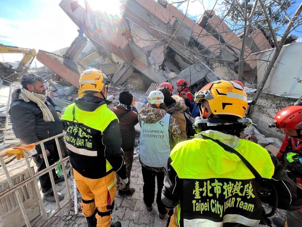 台北市搜救隊耗費5小時救出一受困女子。圖／台北市消防局提供