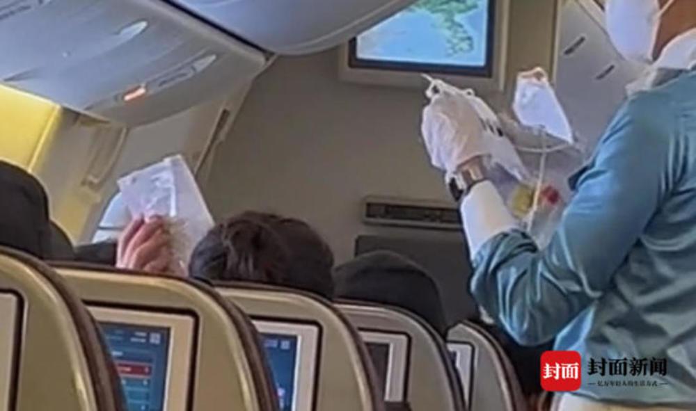 韓國旅客入境大陸被要求佩戴白牌，圖為大韓航空班機上正在配發白牌。（封面新聞）