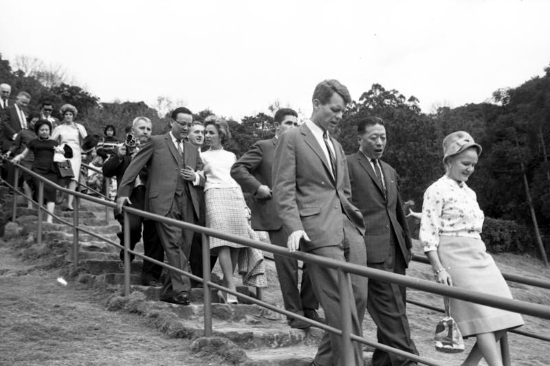 1962年2月10日，甘迺迪總統之弟、美國司法部長羅伯．甘迺迪（右三）夫婦旋風訪台，至陽明山踏青賞花。圖／聯合報系資料照片