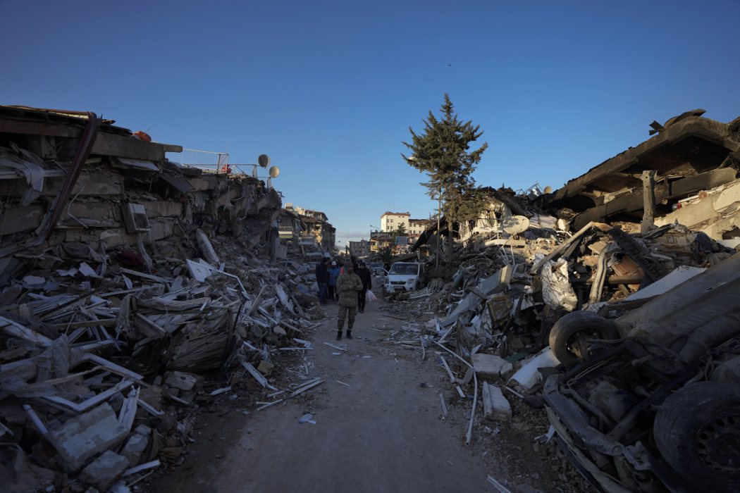 土耳其南部6日發生地震導致嚴重災情，義大利地質專家經觀測後發現「劇烈的板塊活動讓...