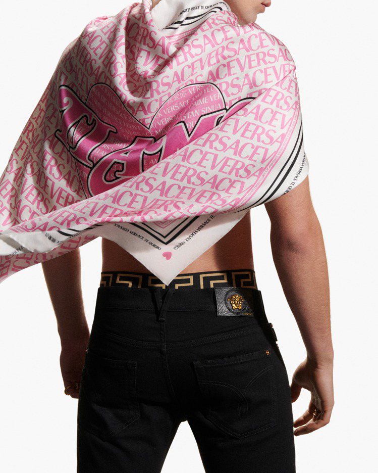 Versace Ti Amo絲質方巾，網路限定，17,500元。圖／Versac...